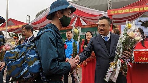 Chủ tịch UBND TP Hà Nội tặng hoa, động viên tân binh lên đường nhập ngũ