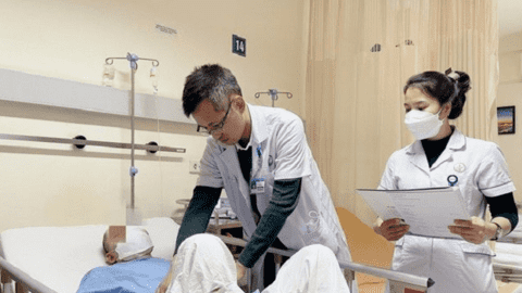 Điều trị thành công nam thanh niên từ nước ngoài về bị nhiễm khuẩn huyết vùng sinh dục
