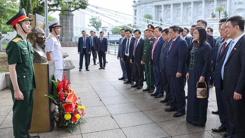 Thủ tướng dâng hoa tại tượng đài Chủ tịch Hồ Chí Minh ở Bảo tàng Văn minh Châu Á