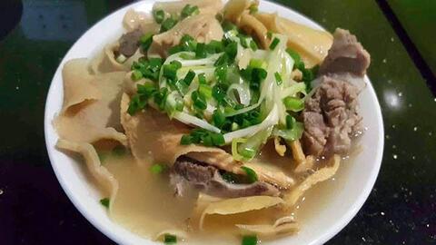 Phẫu thuật cấp cứu lấy 5 khối bã măng khô gây tắc ruột bệnh nhân