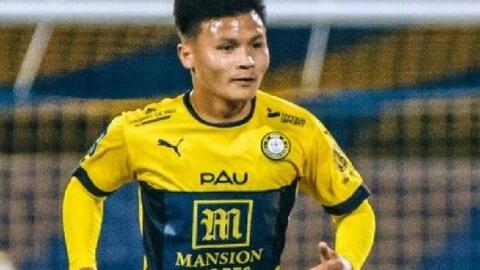 Quang Hải lại bị Pau gạch tên
