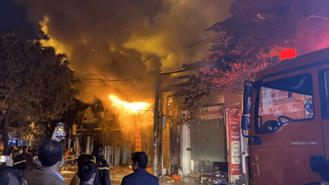 Cháy ngùn ngụt ở Phú Lương, Hà Đông