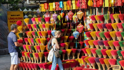 Làng hương Thủy Xuân "níu chân" du khách khi đến Huế