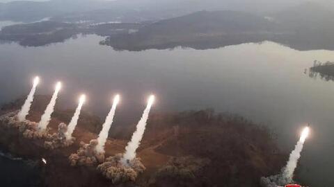 Ông Kim Jong Un giám sát tập trận giả định tấn công Hàn Quốc