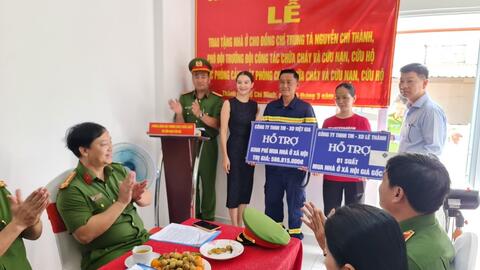Công an TP Hồ Chí Minh trao tặng nhà xã hội cho cảnh sát PCCC có hoàn cảnh khó khăn