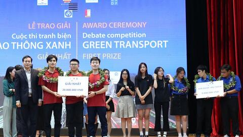 Các chàng trai Bách khoa đạt giải Nhất cuộc thi tranh biện Giao thông xanh
