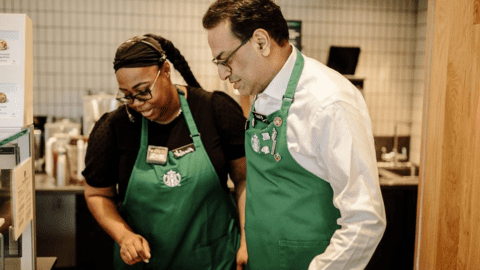 CEO đa năng của Starbucks: Quản lý công ty, làm nhân viên phục vụ, pha chế đồ uống kiêm thu ngân