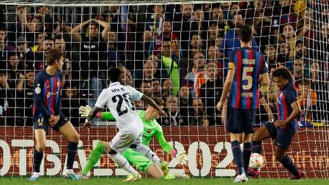 Benzema lập hat-trick giúp Real thắng Barca 4-0