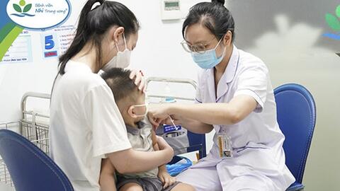 Lây thủy đậu từ người lớn, em bé 27 ngày tuổi biến chứng nặng