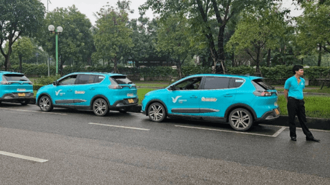 Hãng taxi điện của ông Phạm Nhật Vượng chính thức vận hành tại Hà Nội: quy mô ban đầu 500 xe VF e34, 100 xe VF8, sẽ ‘Nam tiến’ ngay trong tháng này