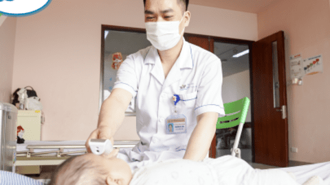 Cấp cứu bé gái 3 tháng tuổi bị nhỏ nhầm axit vào miệng