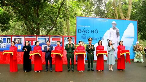 Trưng bày hơn 150 bức ảnh tư liệu quý tại triển lãm “Bác Hồ với Đá Chông - K9”