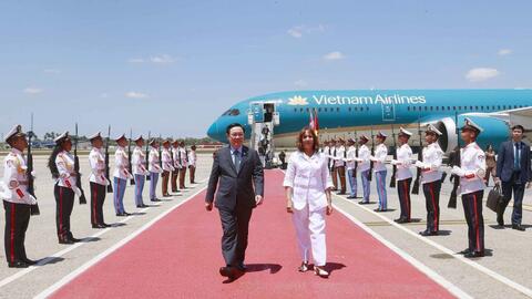 Chủ tịch Quốc hội đến sân bay José Martí, bắt đầu thăm chính thức Cuba