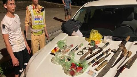 Công an phát hiện xe ôtô 16 chỗ chở toàn 'hàng nóng', còng số 8