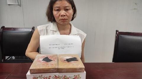 Bắt đối tượng vận chuyển 2 bánh heroin trên xe khách