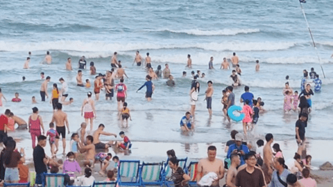 Vũng Tàu đông nghịt, nhiều du khách qua đêm trên bờ biển