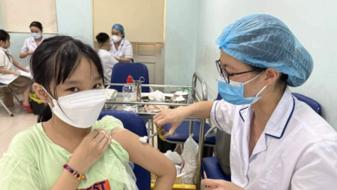 Một tuần ghi nhận hơn 18.000 ca mắc mới COVID-19