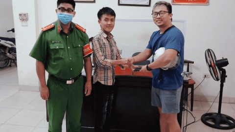 Công an phường Hàng Trống hỗ trợ du khách nước ngoài tìm lại tài sản đánh rơi