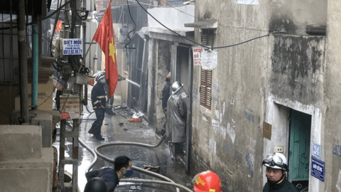 Hà Nội: Xưởng gỗ bốc cháy lan sang 2 ngôi nhà trong ngõ 975 đường Tam Trinh