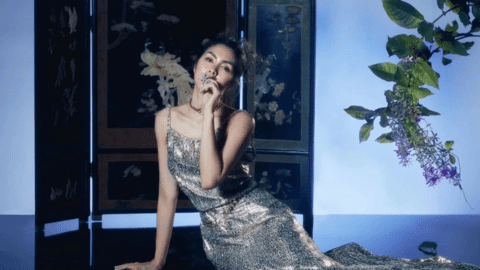 Hà Tăng trong loạt ảnh mới: Khoe cận visual và "xương cánh bướm", khí chất chuẩn phu nhân hào môn