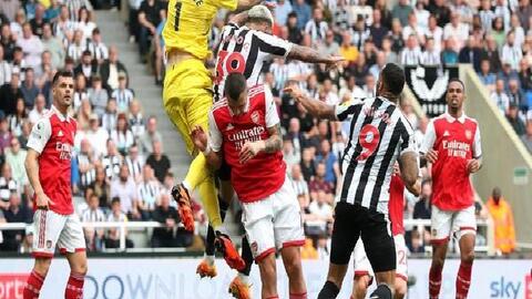 Newcastle và Man United gục ngã, Liverpool chờ hưởng lợi Top 4