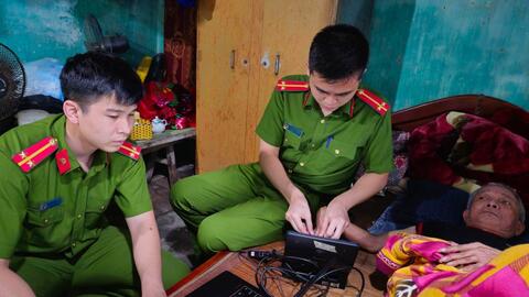 Công an huyện Thường Tín cấp căn cước lưu động hỗ trợ người già yếu, bệnh tật