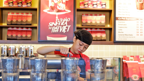 Trong khi Highlands Coffee đạt doanh thu kỷ lục 3.700 tỷ, "người anh em" Phở 24 mới bị Jollibee bán lại cho cha đẻ