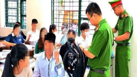 Huy động 3.000 cảnh sát tổng kiểm tra, phát hiện cả trăm dao, kéo học sinh mang tới trường