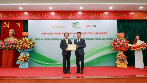 Doanh nhân Đỗ Quang Hiển nhận kỷ niệm chương vì sự nghiệp phát triển ĐHQG Hà Nội