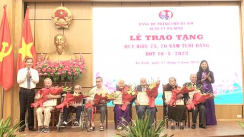 487 đảng viên quận Ba Đình được trao tặng Huy hiệu Đảng