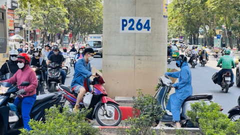 Cầu Giấy (Hà Nội): Xe máy ngang nhiên “lấn chiếm” lối qua đường của người đi bộ