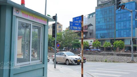 Hà Nội: Lắp đặt trụ đá giành lại không gian vỉa hè cho người đi bộ