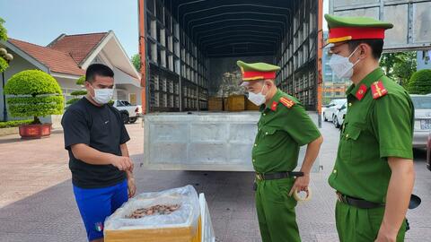 Hà Tĩnh: Phát hiện ô tô tải vận chuyển 300kg tôm bốc mùi hôi thối