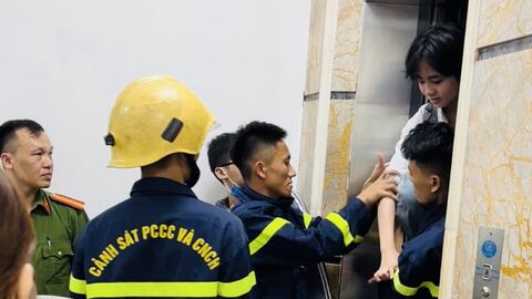 Thanh Hóa: Giải cứu 4 học sinh mắc kẹt trong thang máy