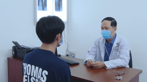 Tổn thương đốt sống, gãy xương sườn sau khi nắn bẻ khớp