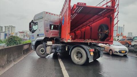 Xe container mất lái đâm vỡ lan can đường Vành đai 3 trên cao