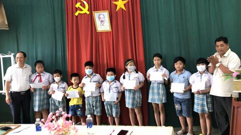 Phóng viên thường trú tại Đồng Nai trao học bổng cho học sinh nghèo vượt khó