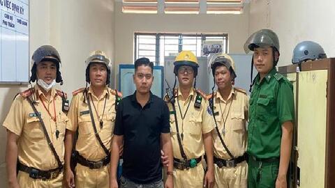 CSGT TP HCM phát hiện điều bất ngờ từ một ôtô hết hạn đăng kiểm
