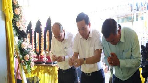 Phó Thủ tướng Trần Lưu Quang thăm, viếng gia đình các nạn nhân vụ nổ súng tại Đắk Lắk