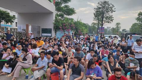 Phụ huynh Hà Nội trắng đêm xếp hàng mua hồ sơ cho con vào lớp 1