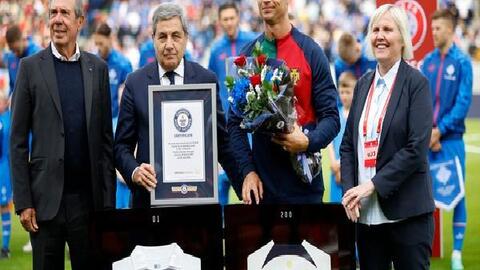 Ronaldo lập kỷ lục Guinness, Bồ Đào Nha toàn thắng vòng loại EURO