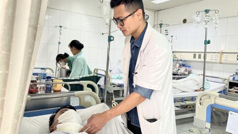 Cấp cứu người đàn ông bị xà beng đâm xuyên cổ