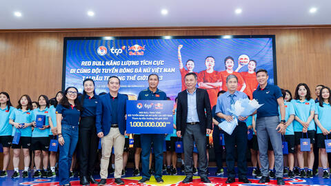 Một doanh nghiệp tặng đội tuyển nữ Việt Nam 36 chỉ vàng khắc tên riêng trước thềm World Cup 2023