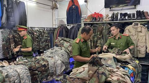 Bày bán công khai hơn 100 bộ quần áo 'rằn ri' cấm nhập khẩu