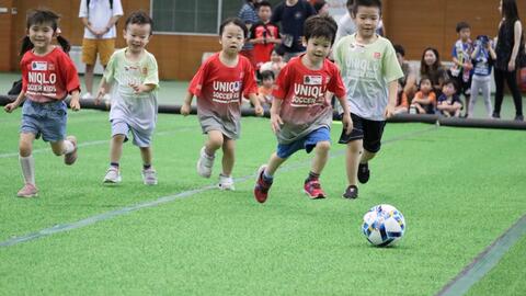 Hàng trăm cầu thủ nhí hào hứng tranh tài tại giải JFA Uniqlo Soccer Kids
