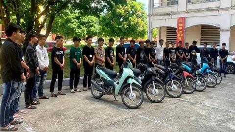Kinh hãi 28 thanh, thiếu niên mang dao phóng lợn làm loạn đường phố