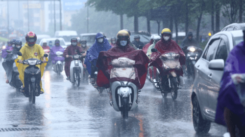 Mưa triền miên sau bão Talim, đường phố ùn tắc hàng giờ