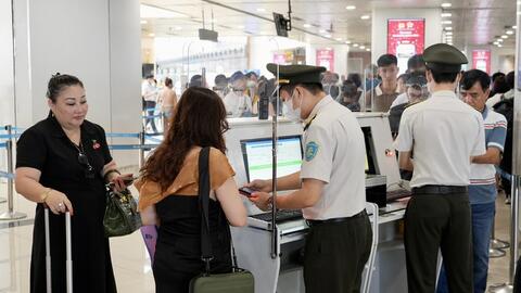 Khó khăn khi hành khách đi máy bay dùng VNeID thay thế giấy tờ tùy thân