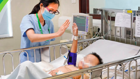 Bé trai 3 tuổi bị rắn sọc đen trắng cắn khi ngủ dưới nền nhà