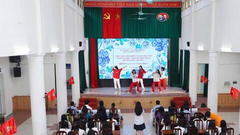 Học sinh Nhật Bản hào hứng nặn tò he